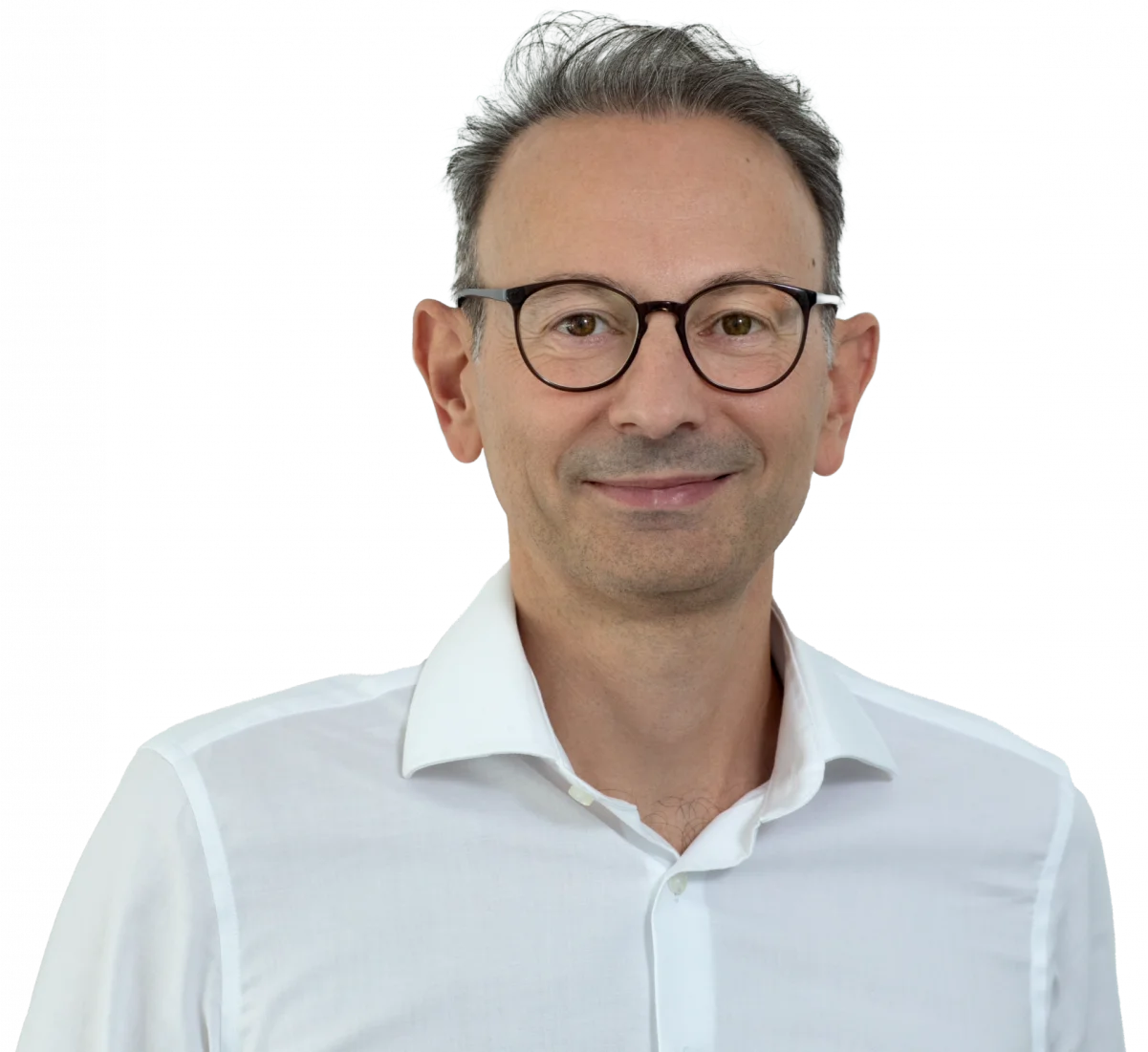 Porträt eines lächelnden Mannes mit Brille und weißem Hemd vor weißem Hintergrund.