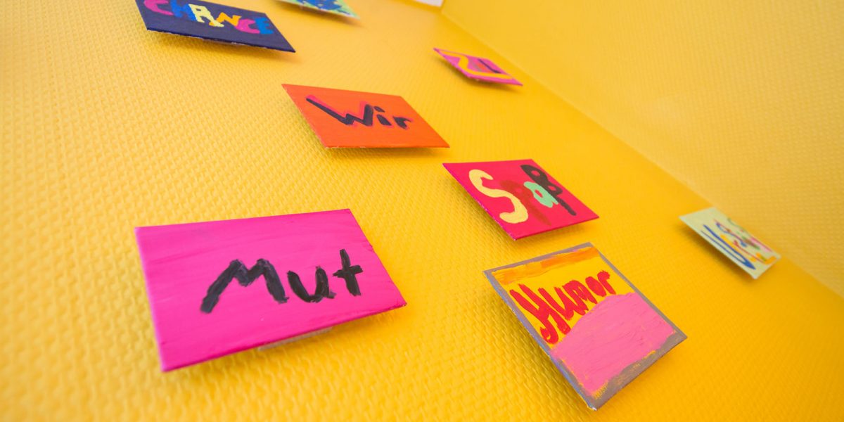 Bunte Karten mit Wörtern wie 