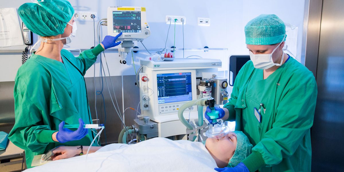 Kind bekommt eine Narkose