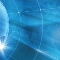 Abstrakte blaue Weltkarte mit leuchtenden Linien und Lichtstrahlen, die Vernetzung und Technologie symbolisieren.