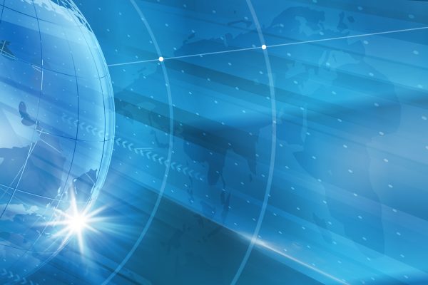 Abstrakte blaue Weltkarte mit leuchtenden Linien und Lichtstrahlen, die Vernetzung und Technologie symbolisieren.