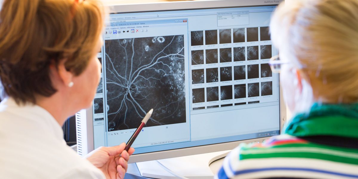 Ärztin im Gespräch mit einer Patientin