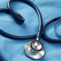 Flyer: Zukunftsforum Demenz, 26.03.2018, Kliniken Essen-Mitte. Stethoskop auf Kleidung, Hände unterstützen sich.