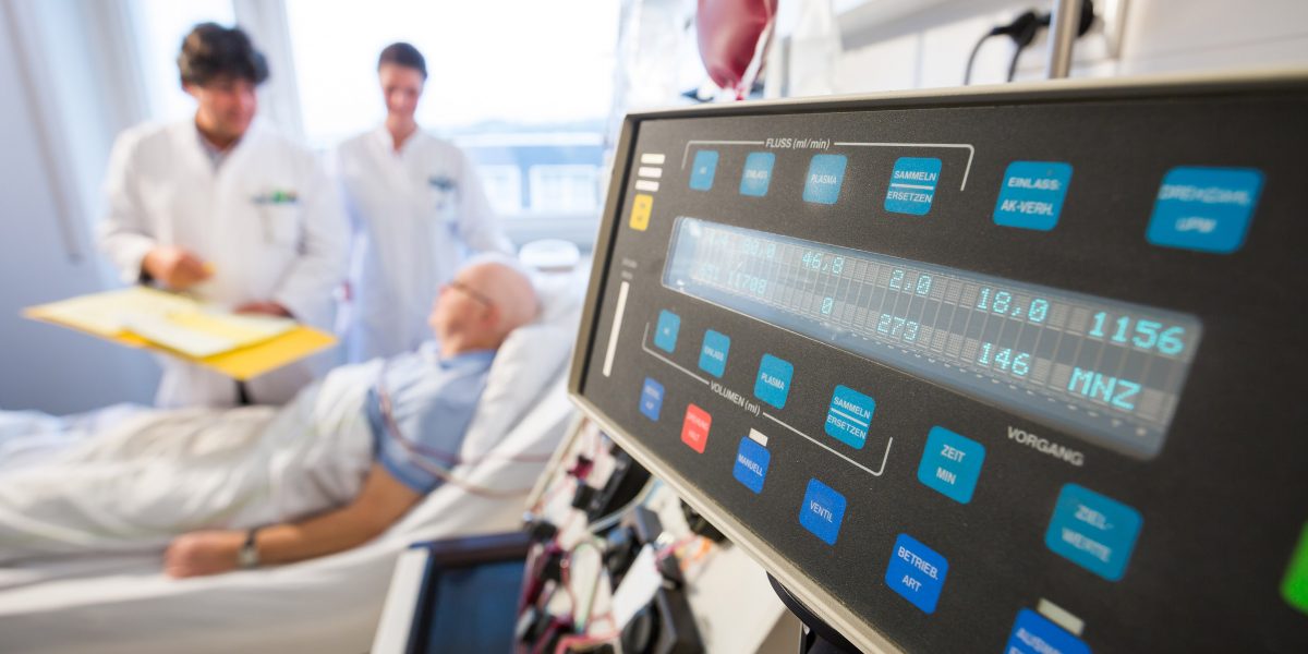 Ärzte reden mit einem Patienten am Bett