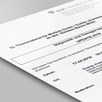 Schräg gelegtes Dokument mit Textüberschrift und Details zu einem Termin, darunter Datum und Uhrzeit.