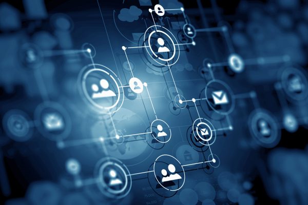 Digitales Netzwerkdiagramm mit verbundenen Benutzer- und Symbol-Icons auf blauem Hintergrund.