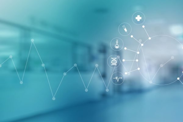 Verschwommener Krankenhausflur mit medizinischen Symbolen und Diagramm, die digitale Gesundheitstechnologie darstellen.