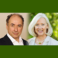 Porträt eines Mannes im Anzug und einer Frau mit weißem Haar vor grünem Hintergrund.