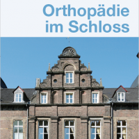 Fassade eines historischen Gebäudes mit Text 