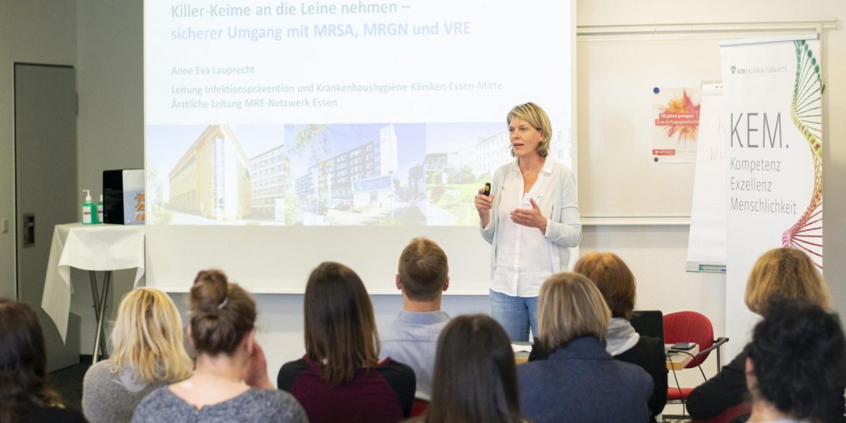 Eine Frau hält einen Vortrag über