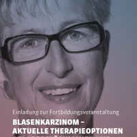 Eine Person mit Brille lächelt. Text: 