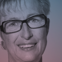 Porträt einer lächelnden älteren Frau mit Brille vor einem blau-rosa Farbverlauf.