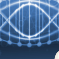 Zwei lächelnde Personen mit Brille vor einem blauen Hintergrund mit DNA-Doppelhelix-Darstellung.