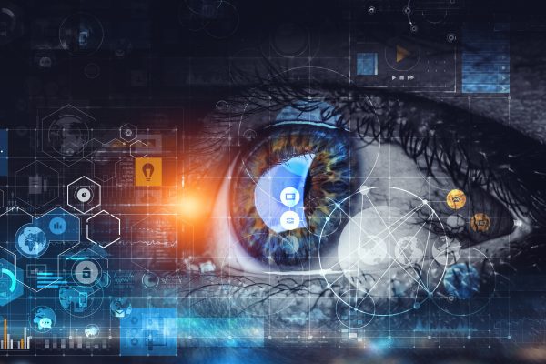 Nahaufnahme eines Auges mit digitalen Symbolen und Grafiken, die technologischen Fortschritt und Vernetzung darstellen.