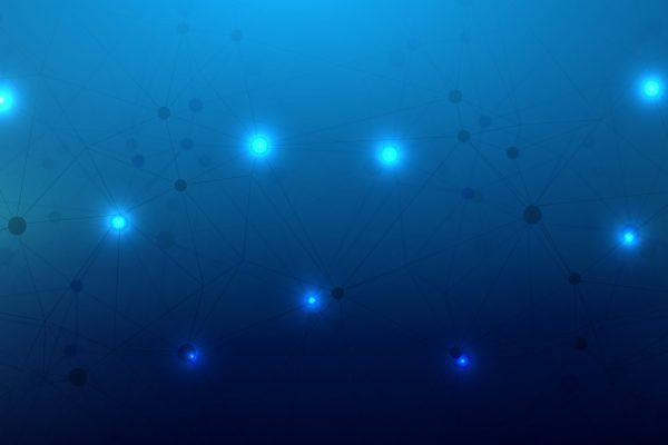 Blaue Netzwerkverbindungen auf dunklem Hintergrund mit leuchtenden Knotenpunkten.