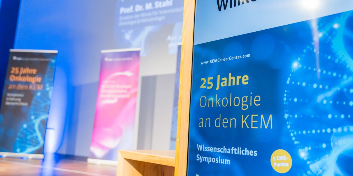 Plakat mit „25 Jahre Onkologie an den KEM“, wissenschaftliches Symposium am 29. April 2022, Hotel Franz, Essen.