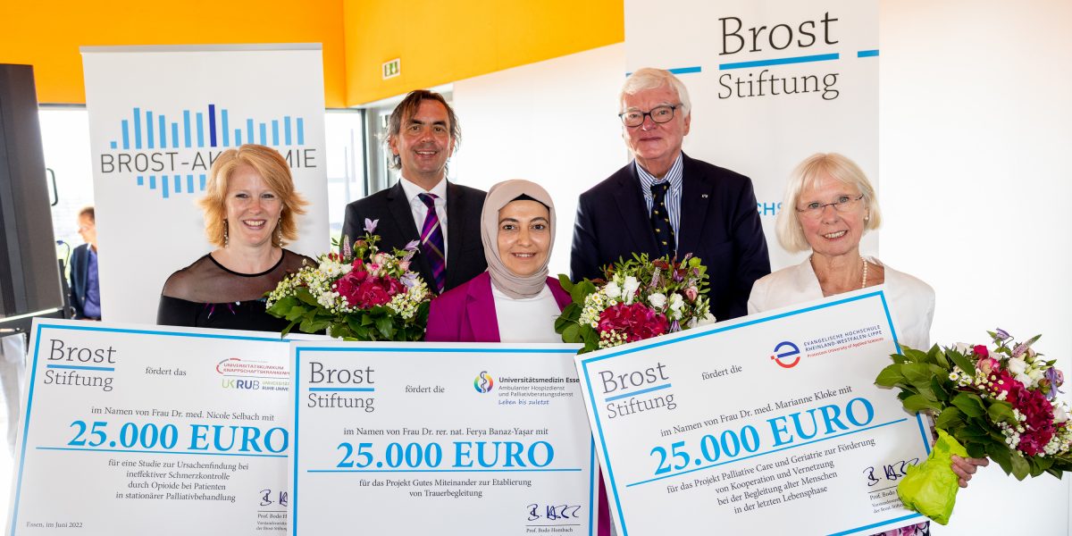 Fünf Personen mit Blumensträußen halten Schecks der Brost-Stiftung in Höhe von 25.000 Euro zur Förderung von Projekten.