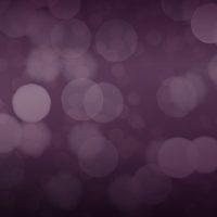 Goldene DNA-Helix rechts im Bild, lila Bokeh-Hintergrund.