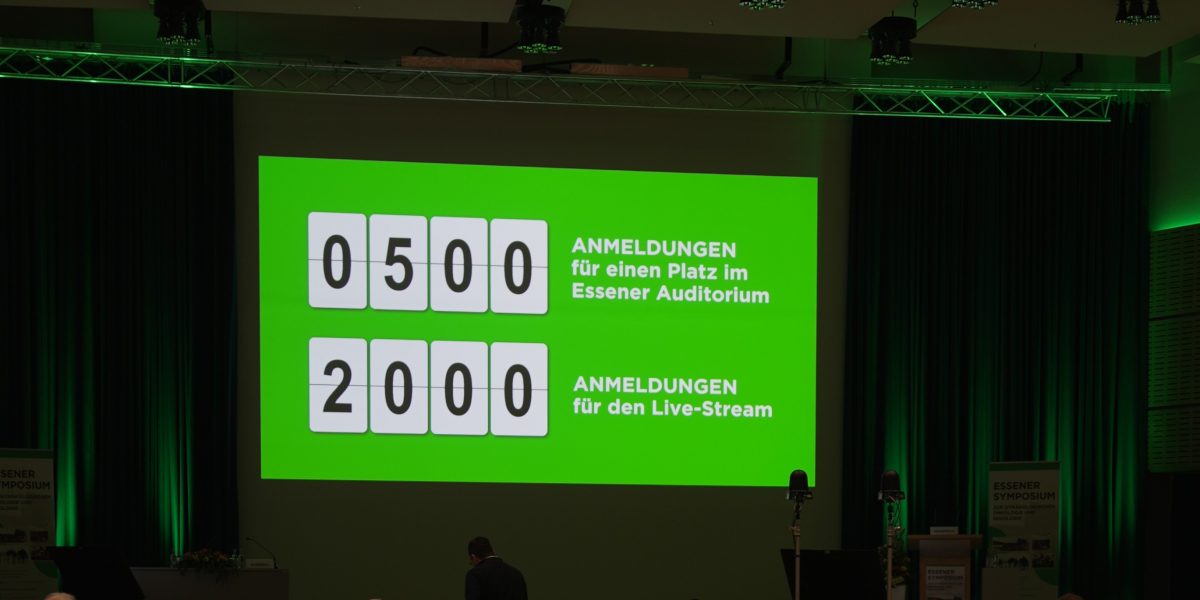 Grüne Leinwand mit Anmeldungszahlen: 500 für das Auditorium in Essen, 2000 für den Live-Stream.