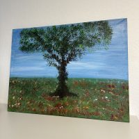 Gemälde eines Baums auf einer Wiese mit rotem und weißem Gras vor blauem Himmel, an einer beigen Wand gelehnt.