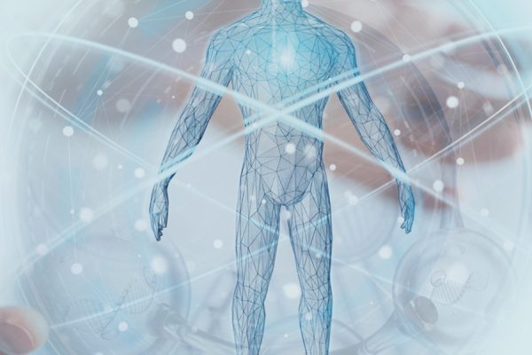 Dreidimensionales blaues Gitternetz eines menschlichen Körpers, umgeben von Atommodellen und DNA-Helix-Hintergrund.
