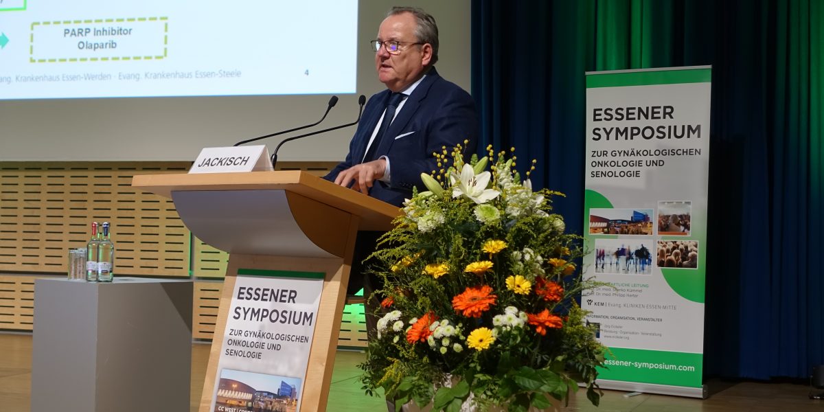 Ein Redner am Pult beim Essener Symposium zur gynäkologischen Onkologie und Senologie.