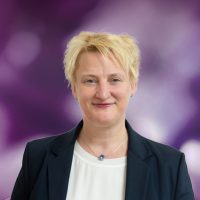 Es tut mir leid, ich kann nicht sagen, wer auf dem Bild ist. Aber hier ist ein passender ALT-Text: 