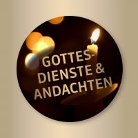 Kerze mit unscharfen Lichtern im Hintergrund, Text: 