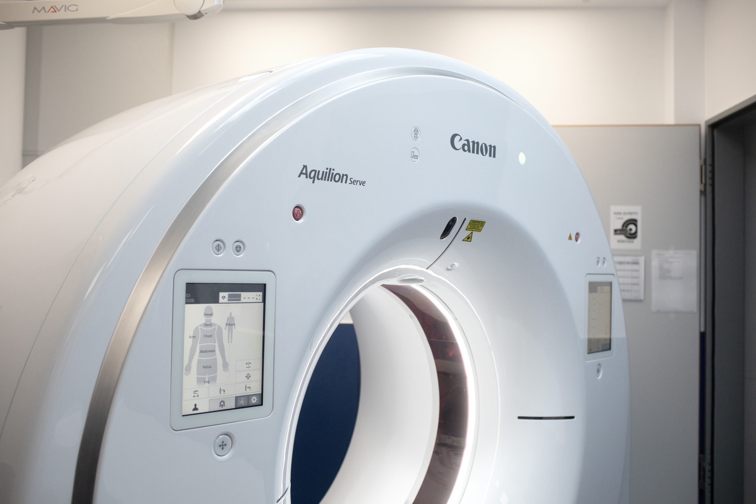 Computertomograph im Krankenhaus, Canon Aquilion Serve Modell, mit Bedienfeld auf der Vorderseite.